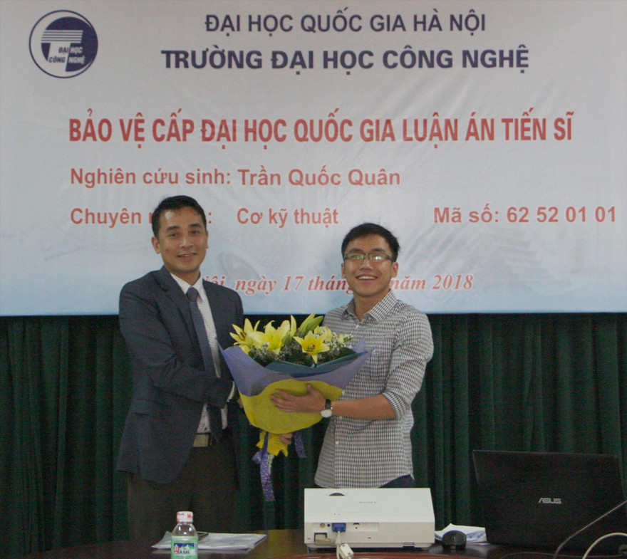 Trần Quốc Quân (bên phải) trong lễ bảo vệ luận án tiến sĩ Ảnh: NVCC 