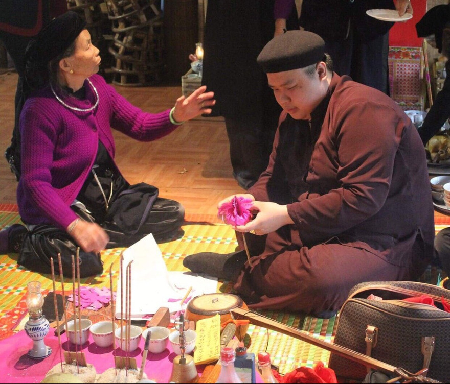 Thầy Then Thọ đang hành lễ