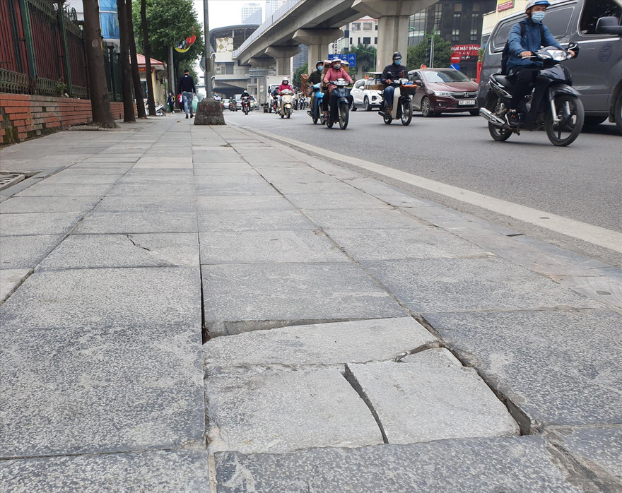 Đá lát bị vỡ trên đường Nguyễn Trãi (Thanh Xuân, Hà Nội) Ảnh: Đ.A 