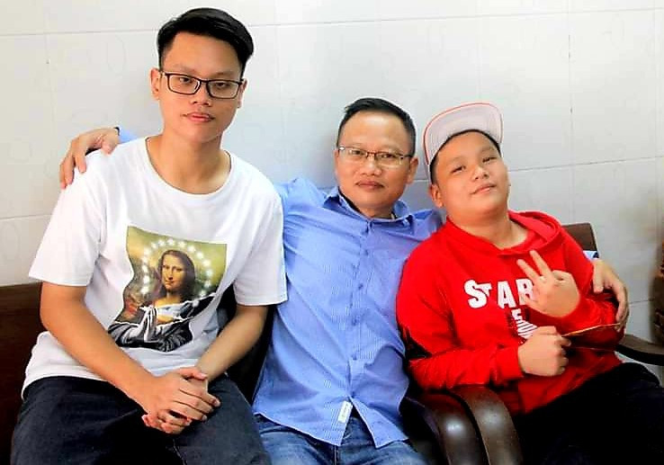 Trần Nhã Thụy và hai con trai, những người sản xuất “Tôi là người nhà quê” 