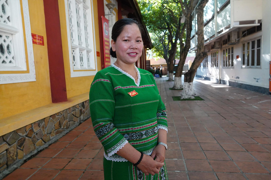 Chị Rơ Lan H’BLơn là công nhân khai thác mủ cao su Đội 9, Công ty 74, Binh đoàn 15 Ảnh: N.S 