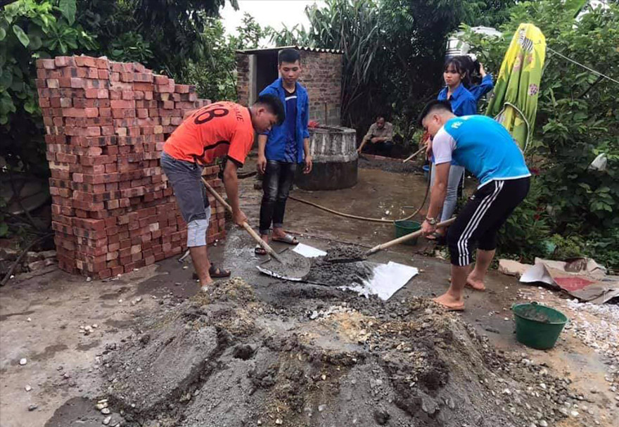 ĐVTN xây bể xử lý nước sinh hoạt cho người dân 