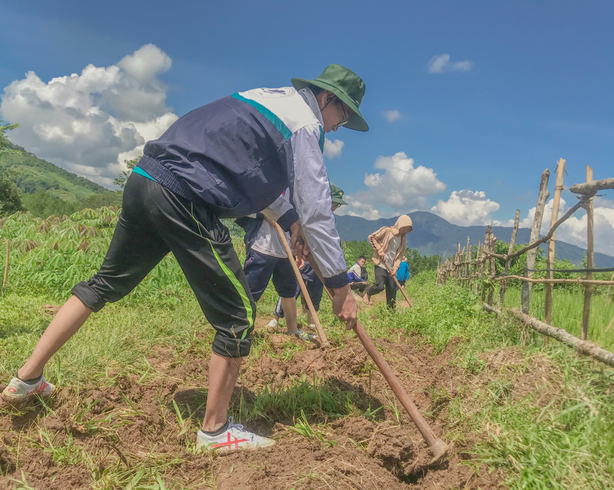 Sinh viên tình nguyện ĐH Mở TPHCM làm đường lên khu sản xuất thôn Đăk Riếp, xã Đăk Na, huyện Tu Mơ Rông (Kon Tum) ẢNH: NVCC