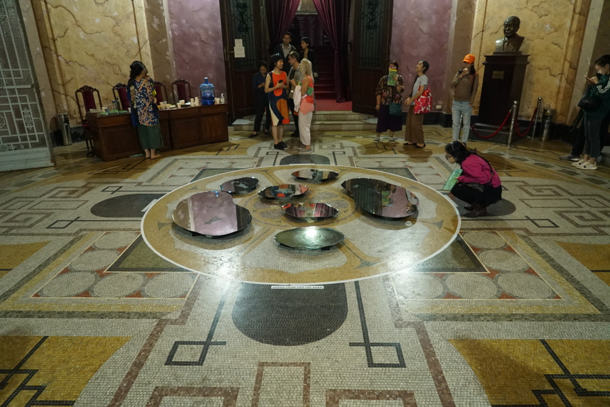 Sắp đặt âm thanh “Hồ nước” tại sảnh chính thu hút khán giả tương tác Ảnh: Lê Huyền