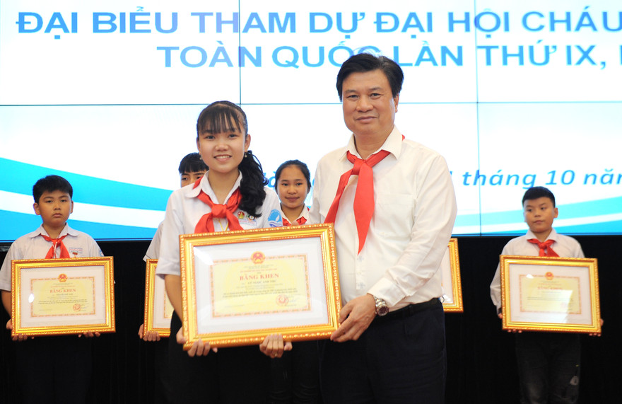 Thứ trưởng Bộ GD&ĐT trao Bằng khen cho 63 đại biểu tiêu biểu xuất sắc Đại hội Cháu ngoan Bác Hồ toàn quốc lần thứ IX Ảnh: Xuân Tùng 