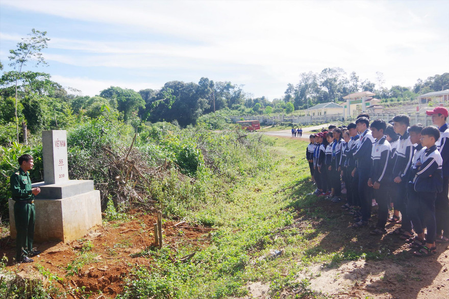 Các em học sinh tham dự một “Tiết học vùng biên” do Đồn Biên phòng Tuy Đức thực hiện ẢNH: CTV 