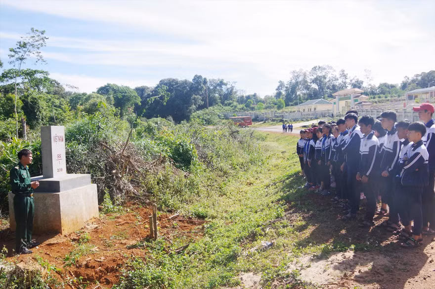 Các em học sinh tham dự một “Tiết học vùng biên” do Đồn Biên phòng Tuy Đức thực hiện ẢNH: CTV 