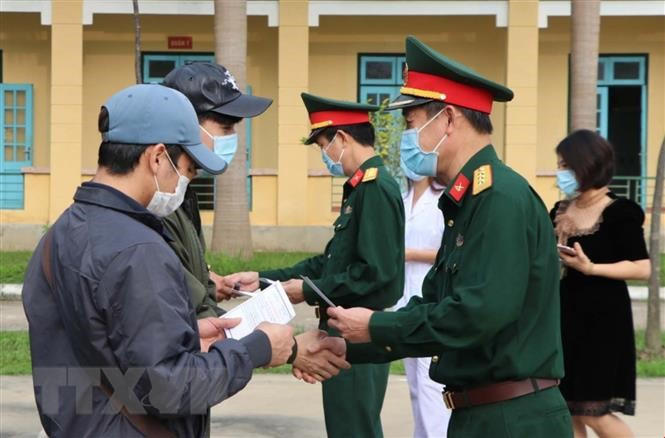 Trao giấy chứng nhận hoàn thành thời gian cách ly cho công dân Ảnh: TTXVN 