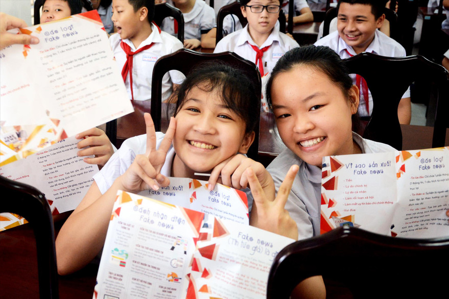 Các em học sinh hào hứng khi được chia sẻ về các kỹ năng tránh bị lừa đảo trên mạng xã hội Ảnh: Giang Thanh 