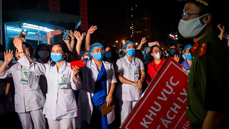 Y bác sĩ Bệnh viện Bạch Mai vui mừng khi được gỡ bỏ lệnh cách ly 0h ngày 12/4. Ảnh: Hoàng Mạnh Thắng 