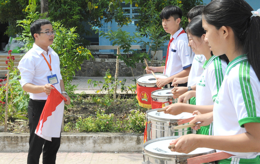  Thầy Triệu Văn Huynh (trường THCS Châu Văn Liêm) hướng dẫn đội trống Đội của trường tập luyện Ảnh: Xuân Tùng 