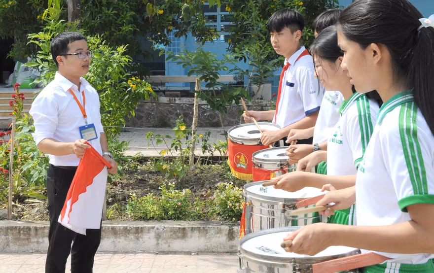 Thầy Triệu Văn Huynh (trường THCS Châu Văn Liêm) hướng dẫn đội trống Đội của trường tập luyện Ảnh: Xuân Tùng 