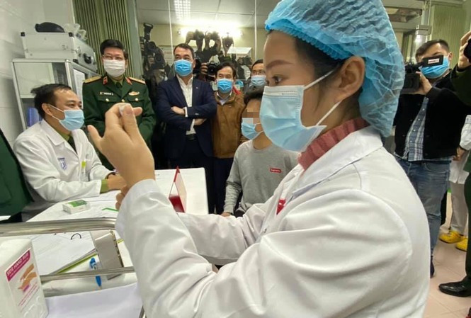 Tiêm nâng liều vắc-xin COVID-19 cho 7 người thử nghiệm