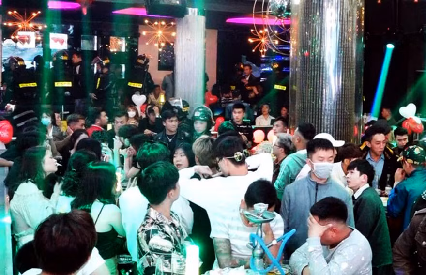 Công an Lâm Đồng đột kích quán bar phát hiện gần 100 thanh niên sử dụng ma túy ảnh: kim anh
