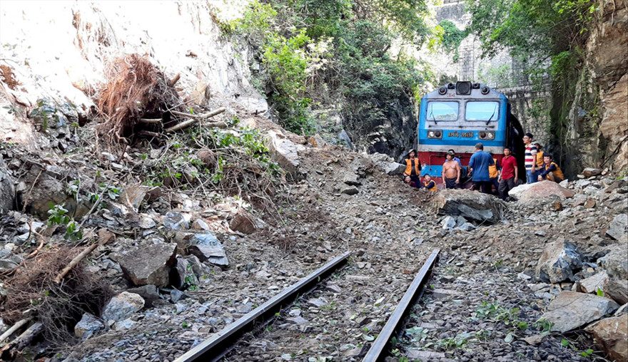 Một đoạn đường sắt qua khu vực miền Trung sạt lở do mưa, bão. 