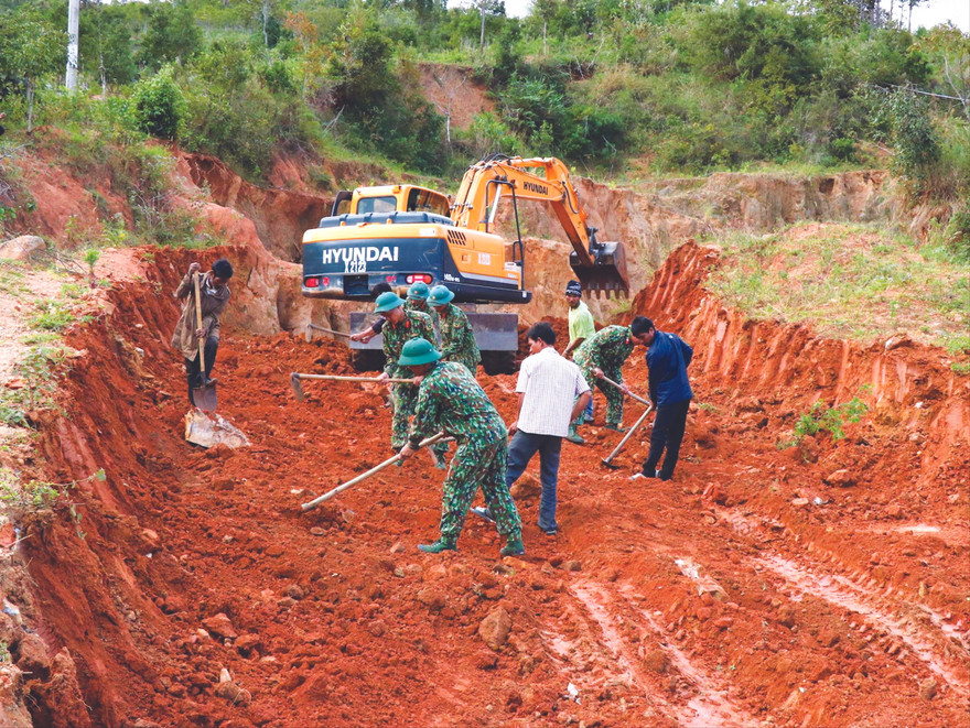 Lữ đoàn Công binh 7 cùng người dân mở đường vào làng Đê Kôn