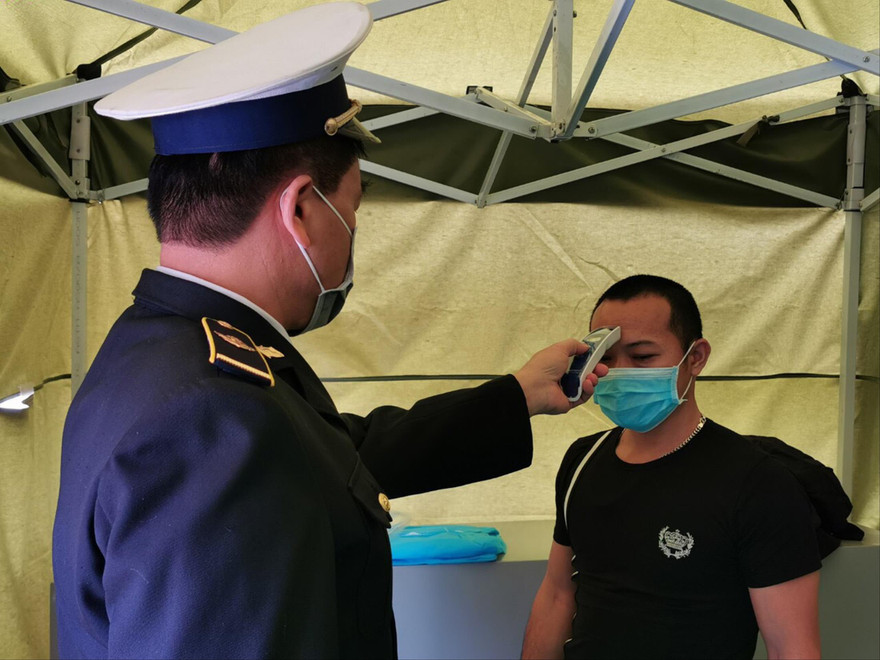 Các lái xe khi vào bãi tập kết chờ xuất hàng đều được kiểm tra sức khỏe Ảnh: Duy Chiến 