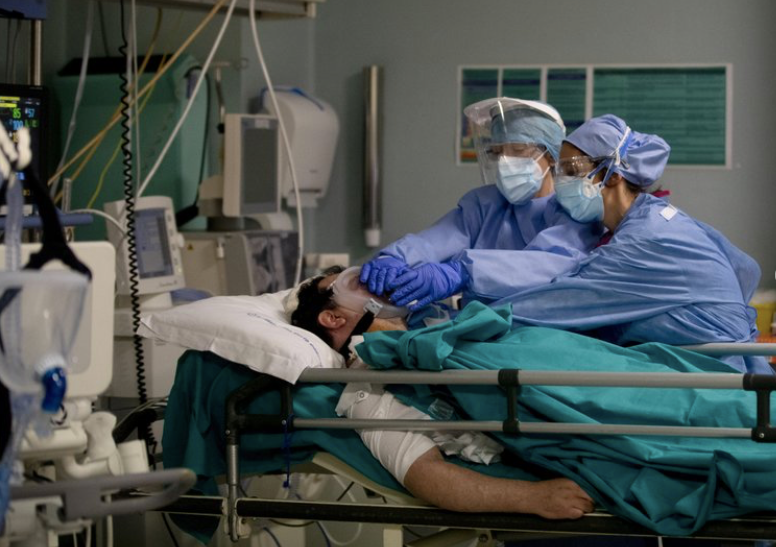 Các bác sĩ điều trị cho một bệnh nhân COVID-19 ở Milan ngày 16/4 ảnh: AP 