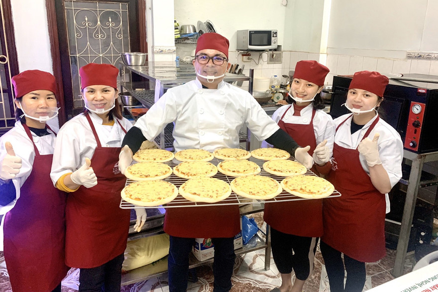 Công việc làm bánh giúp anh Duẩn và nhân viên có thêm thu nhập 