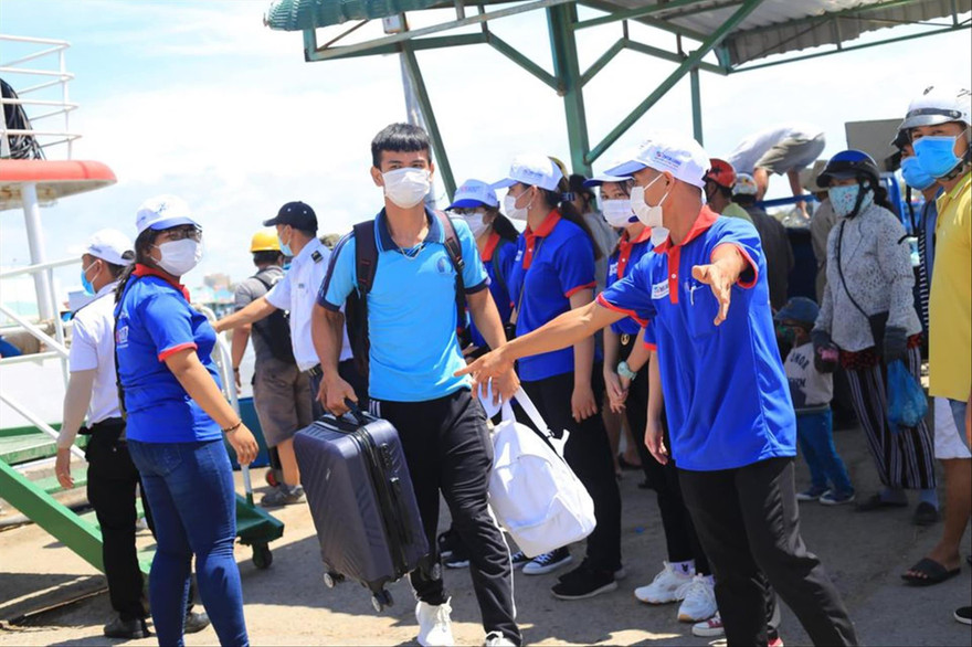 Các tình nguyện viên đón học sinh huyện đảo Phú Quý vào đất liền thi tốt nghiệp THPT. Ảnh: TĐBT