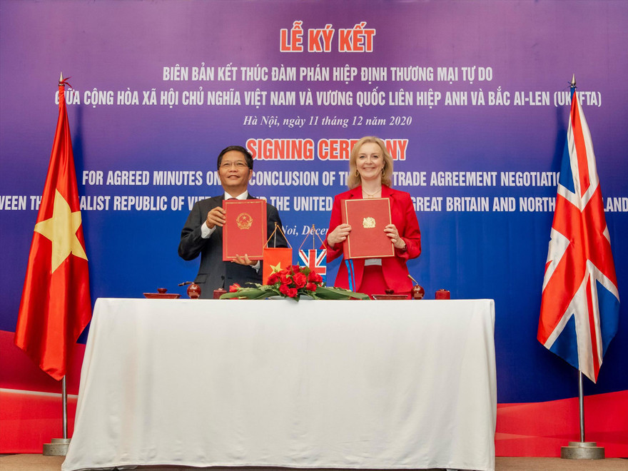 Bộ trưởng Công Thương Trần Tuấn Anh và Bộ trưởng Bộ Thương mại quốc tế Vương quốc AnhElizabeth Truss ký biên bản kết thúc đàm phán UKVFTA 