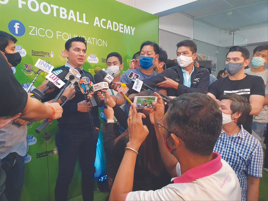 Zico Thái giữa vòng vây báo chí Thái Lan trong một sự kiện gần đây