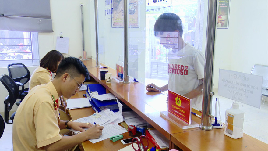 CSGT nhập dữ liệu tài xế vào hệ thống. Ảnh: Nguyễn Hoàn 