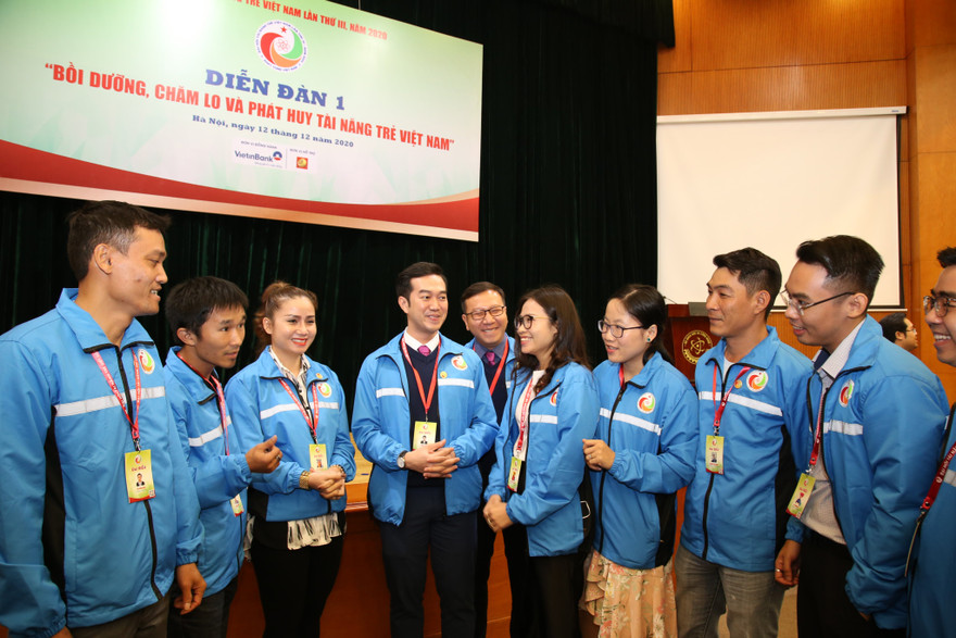 Các đại biểu tài năng trẻ giao lưu tại Diễn đàn số 1, diễn ra ngày 12/12. Ảnh: LÂM ĐĂNG HẢI 