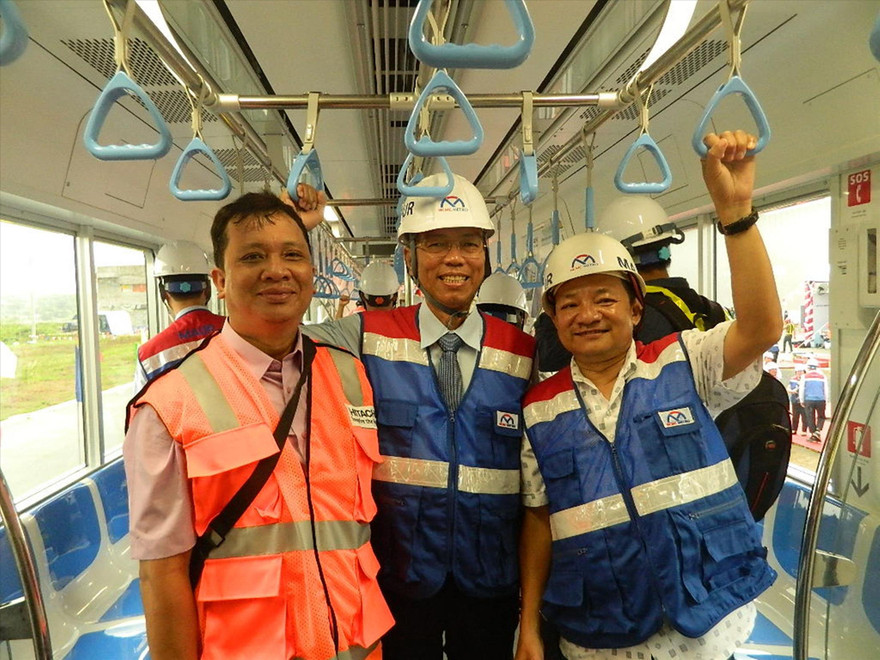Người dân TPHCM cùng khách mời trải nghiệm cảm giác đi metro trong buổi lễ ra mắt đoàn tàu đầu tiên