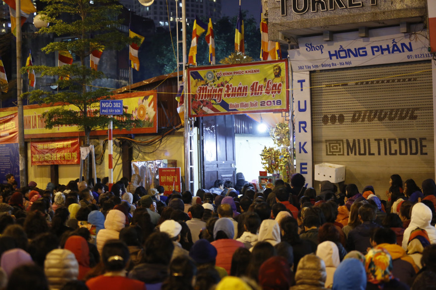 Chùa Phúc Khánh đảm bảo lễ cầu an “tùy tâm” và không có cảnh ngồi tràn ra lòng đường. Ảnh: NHƯ Ý