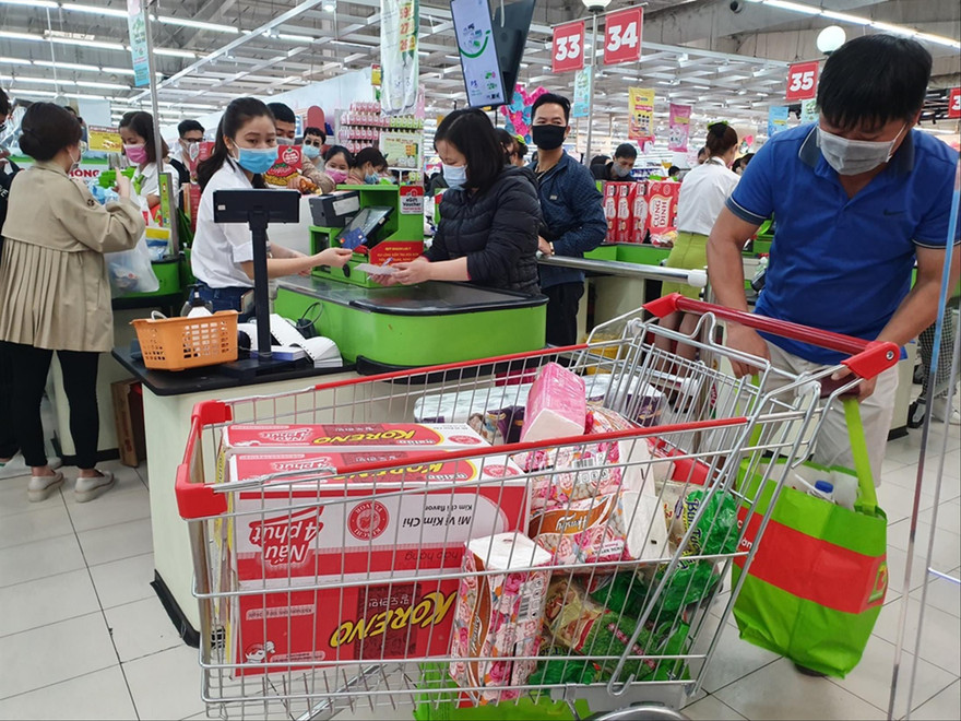 Người dân chen chân, xếp hàng tích trữ thực phẩm. Ảnh: Long Vân 