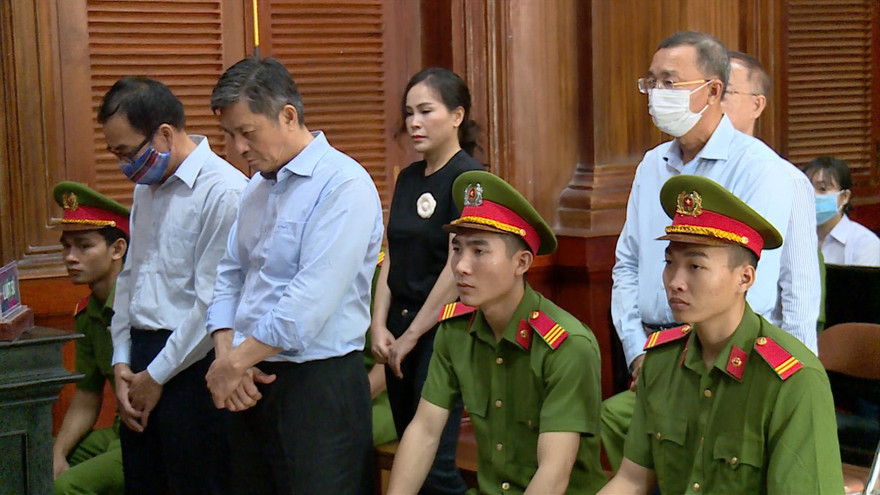 Các bị cáo nghe Tòa tuyên án. Ảnh: PV