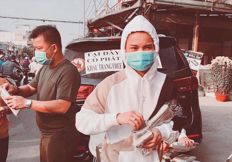 Vợ chồng ca sỹ Giang Hồng Ngọc phát khẩu trang miễn phí cho người dân