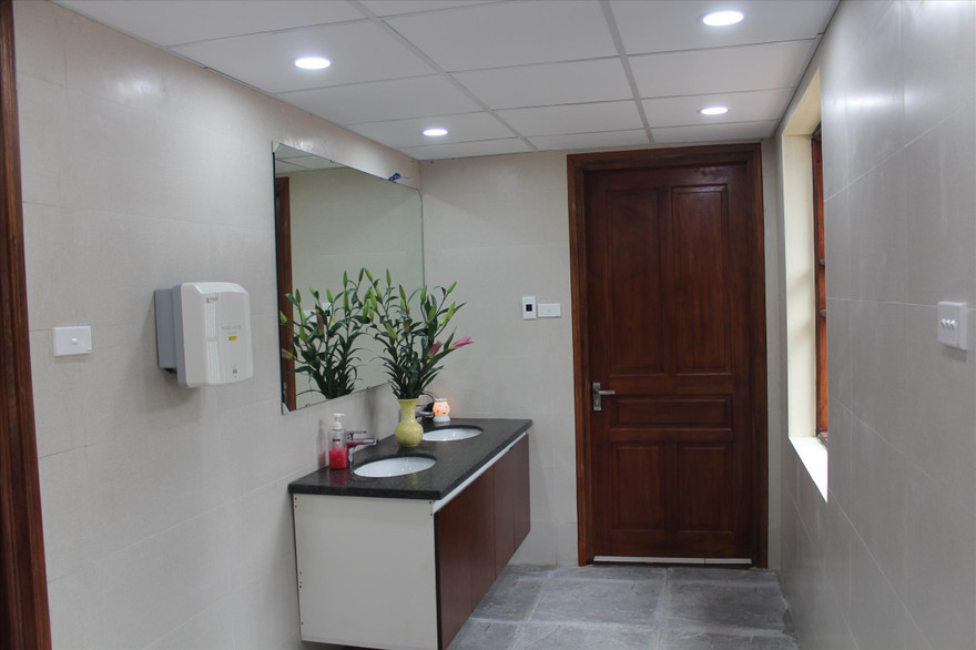 Nhà vệ sinh sạch như khách sạn tại Văn Miếu. Ảnh: XUÂN LÊ