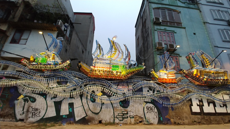 Sắp đặt thuyền từ vỏ chai nhựa của NS Vũ Xuân Đông