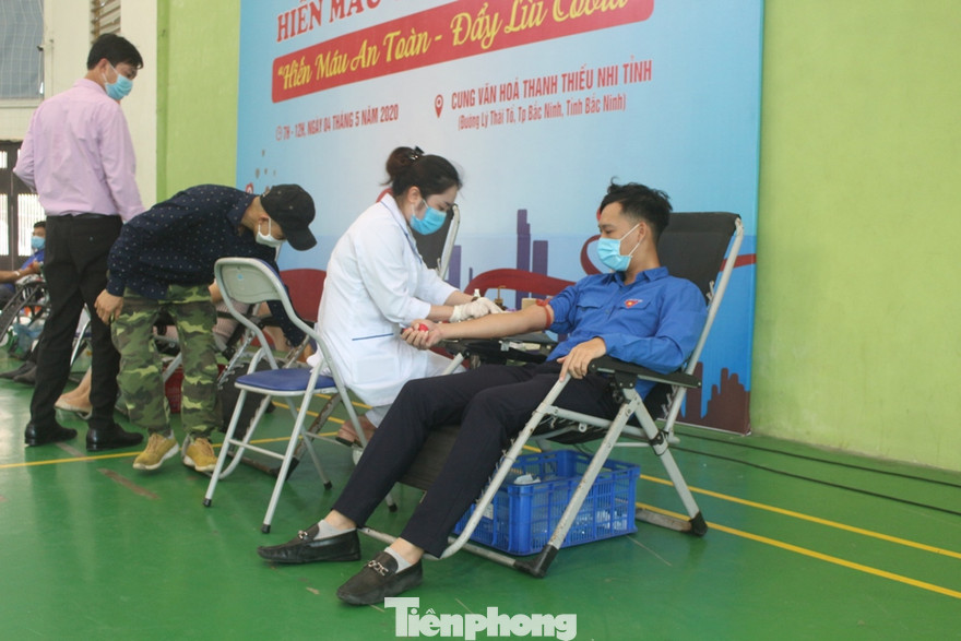 Các bạn trẻ tỉnh Bắc Ninh nhiệt tình tham gia hiến máu cứu người. Ảnh: N.T 