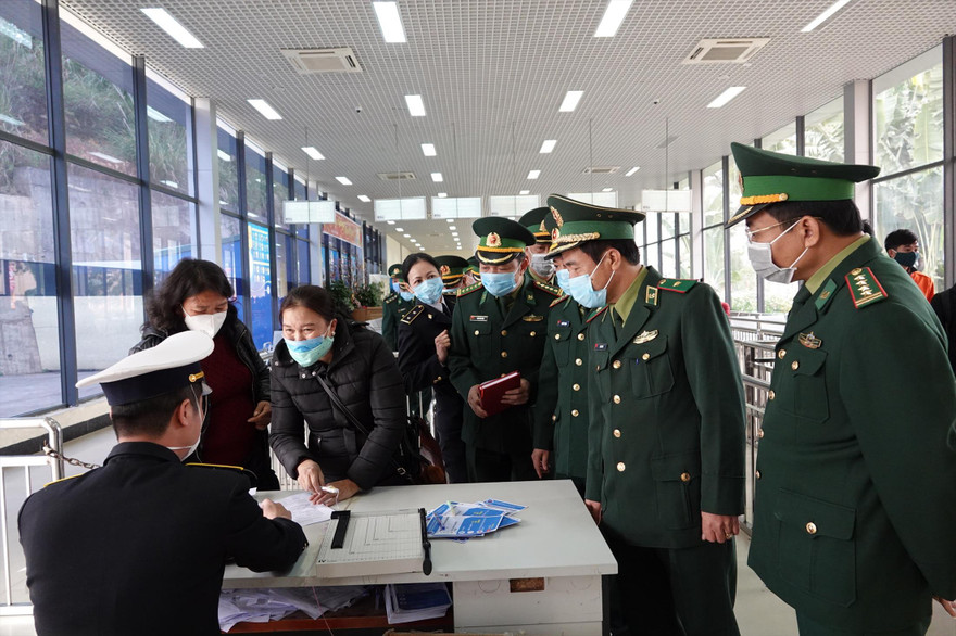 Đoàn công tác Bộ Tư lệnh BĐBP kiểm tra, nắm tình hình kiểm soát dịch viêm phổi tại Cửa khẩu quốc tế Móng Cái, sáng 29/1. ẢNH: NGUYỄN MINH