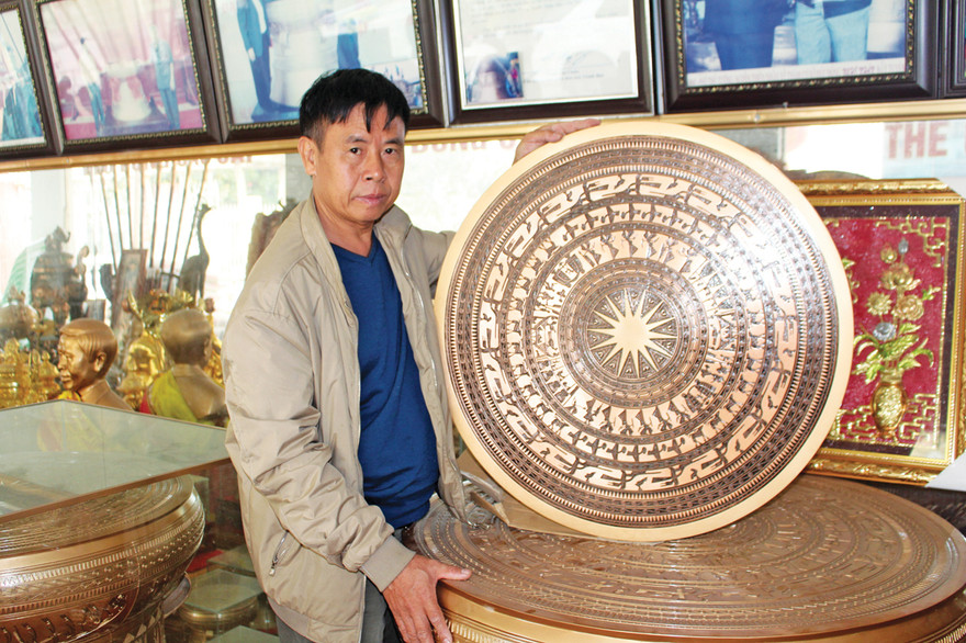 Nghệ nhân Lê Văn Bảy bên các sản phẩm của mình