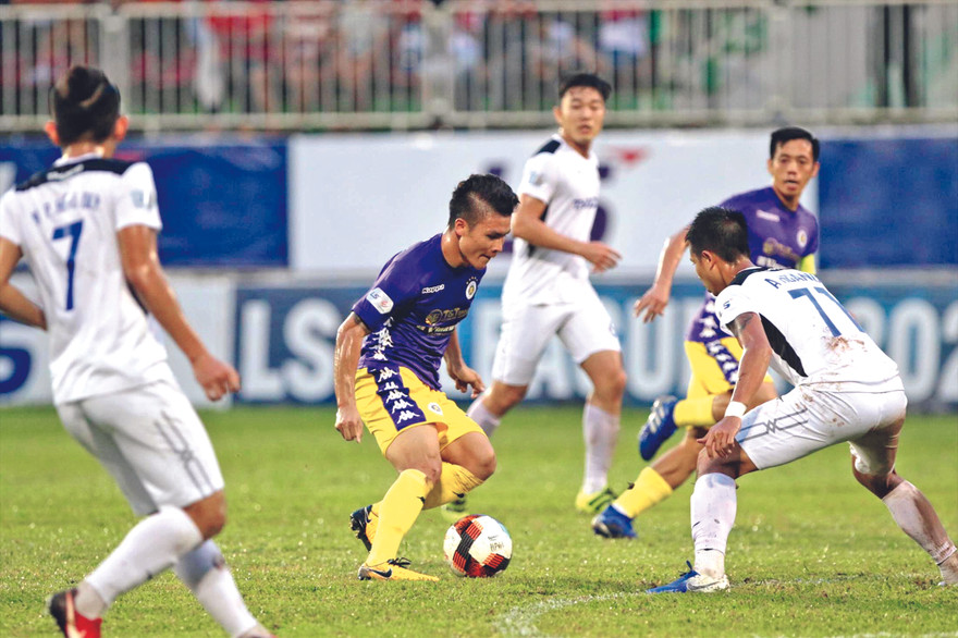 Bầu Đức nghĩ gì khi chứng kiến đội bóng thất bại nặng nề trước đối thủ?. Ảnh: Hữu Phạm