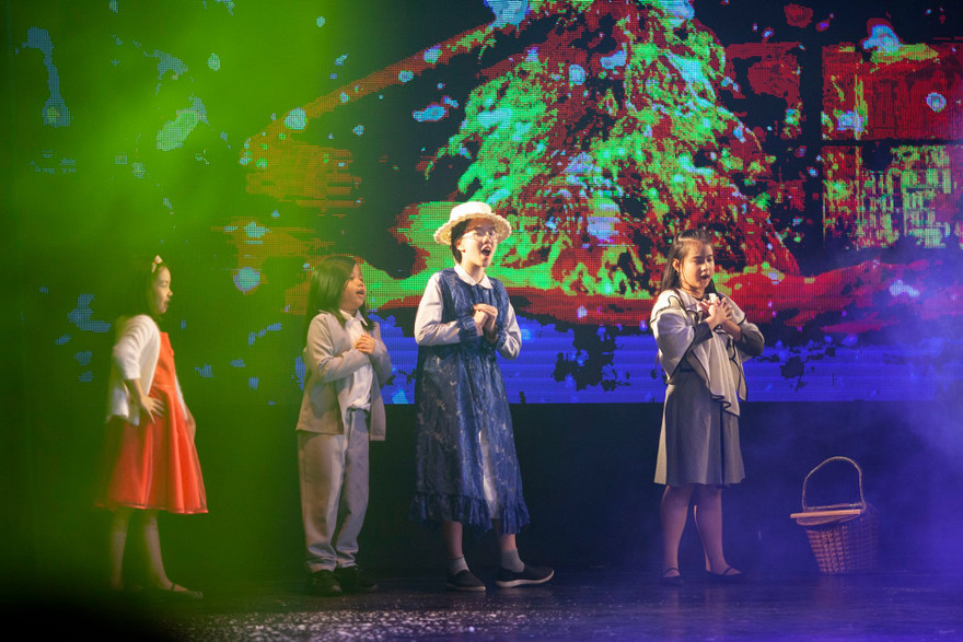 Các em học sinh toả sáng trên sân khấu nhạc kịch “Cô bé bán diêm”. Ảnh: Lê Kim