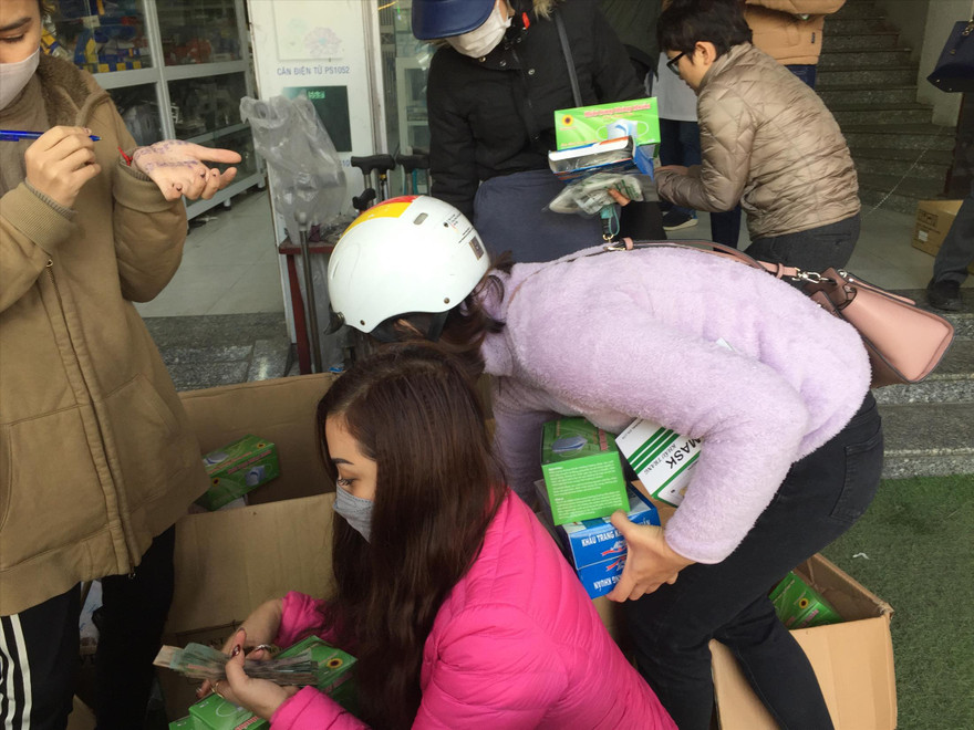 Dân đổ xô mua khẩu trang chống dịch