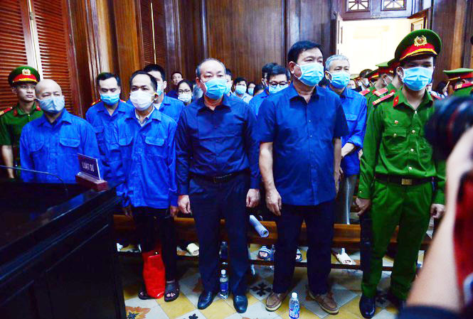 Các bị cáo tại phiên tòa hôm qua 14/12. Ảnh: Tân Châu