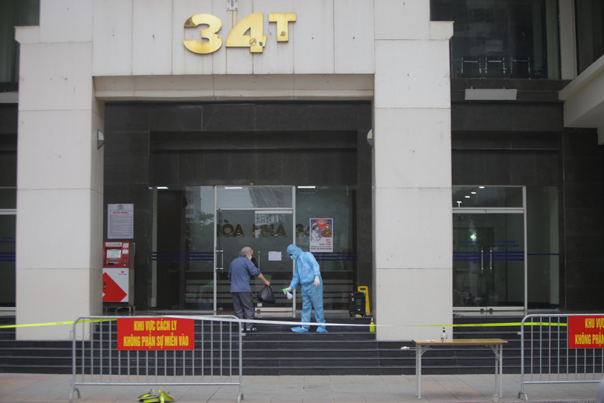 Phong toả chung cư 34T Hoàng Đạo Thuý (Hà Nội) sáng 29/3 vì có ca nghi mắc COVID-19. Ảnh: Trọng Tài 