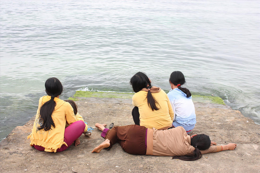 Vợ các ngư dân đi trên tàu của thuyền trưởng Lê Minh Tân đau đớn khi những người chồng nằm mãi ở Hoàng Sa. Ảnh: Lê Văn Chương