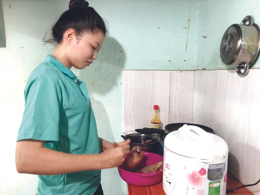 Nguyễn Thị Hồng Thắm, công nhân công ty Huê Phong lo lắng khi bị sa thải