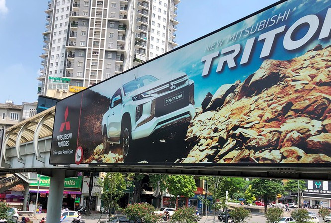 Biển quảng cáo bịt mặt cầu vượt: Cơ quan quản lý bất lực?