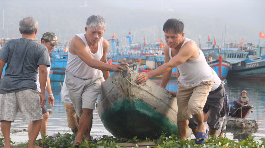 Người dân Đà Nẵng di chuyển tàu thuyền nhỏ lên bờ tránh bão. Ảnh: Nguyễn Thành