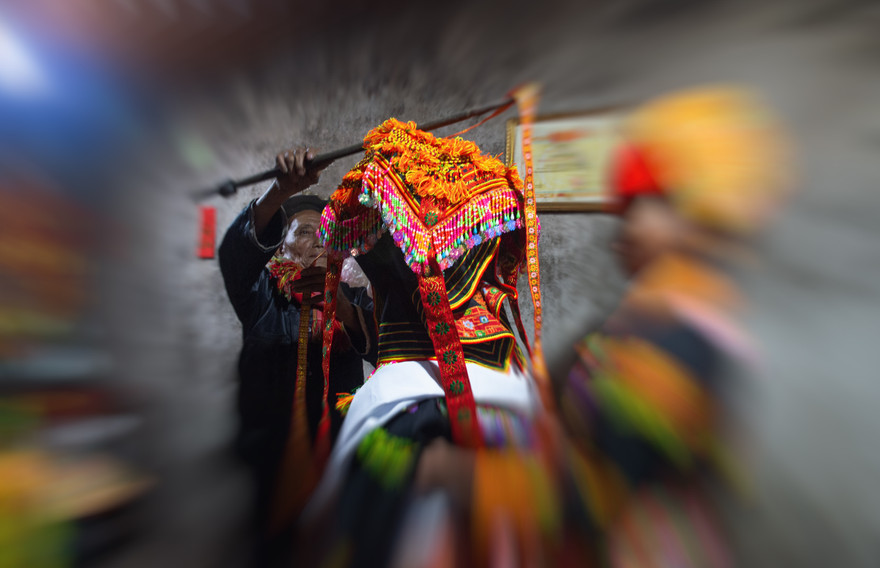 Trước khi vào nhà trai, cô dâu được thầy cúng làm lễ may mắn. Ảnh: Sơn Tùng