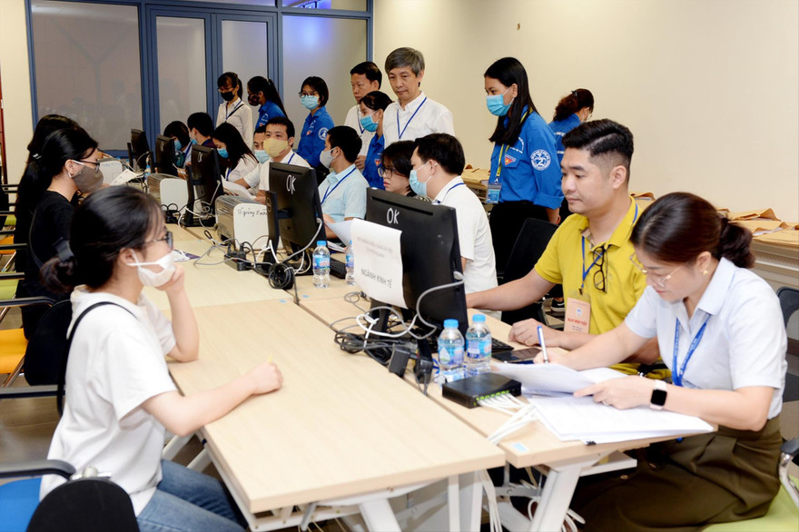 Tân sinh viên đến làm thủ tục nhập học năm nay. Ảnh: Diệp An