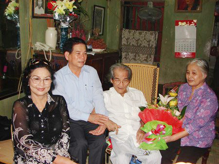 Bà Phan Hồng Mai (bìa phải) và nhà văn Sơn Tùng trong lần tiếp Chủ tịch nước Nguyễn Minh Triết tới thăm nhà